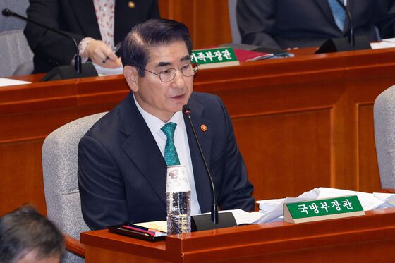 김용현 측 "판사 마스크 벗어라"…첫 재판 20분 만에 파행