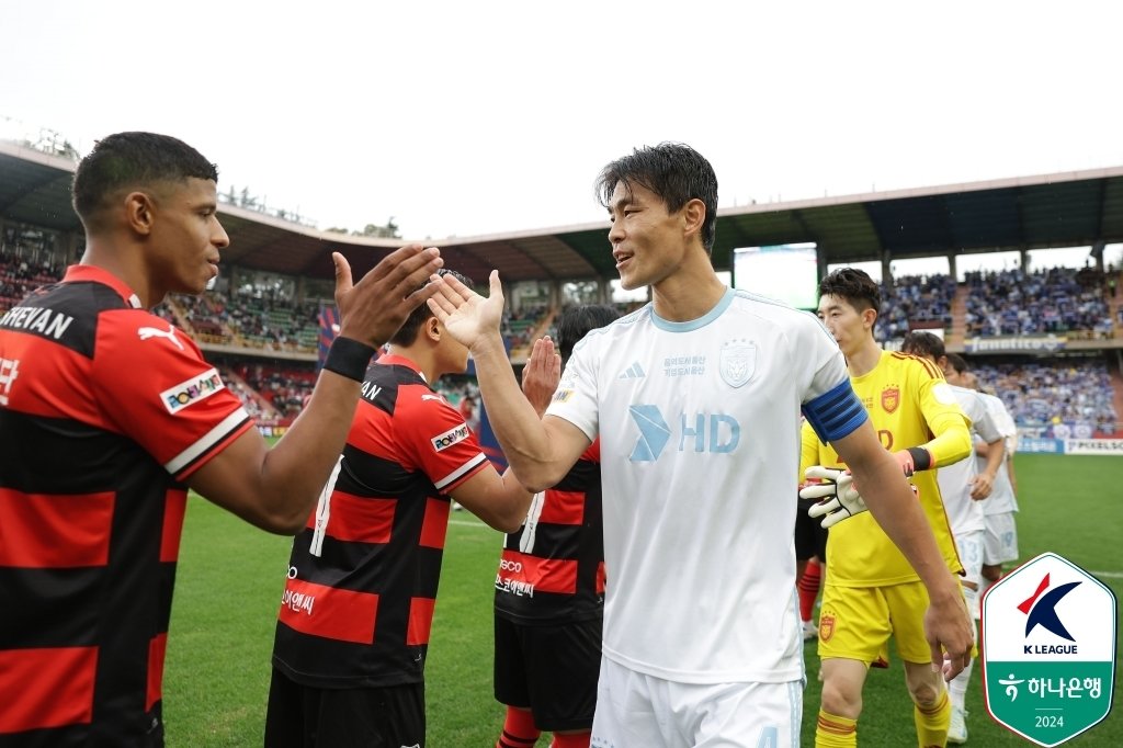 경기를 앞둔  포항과 울산 선수들&#40;한국프로축구연맹 제공&#41;