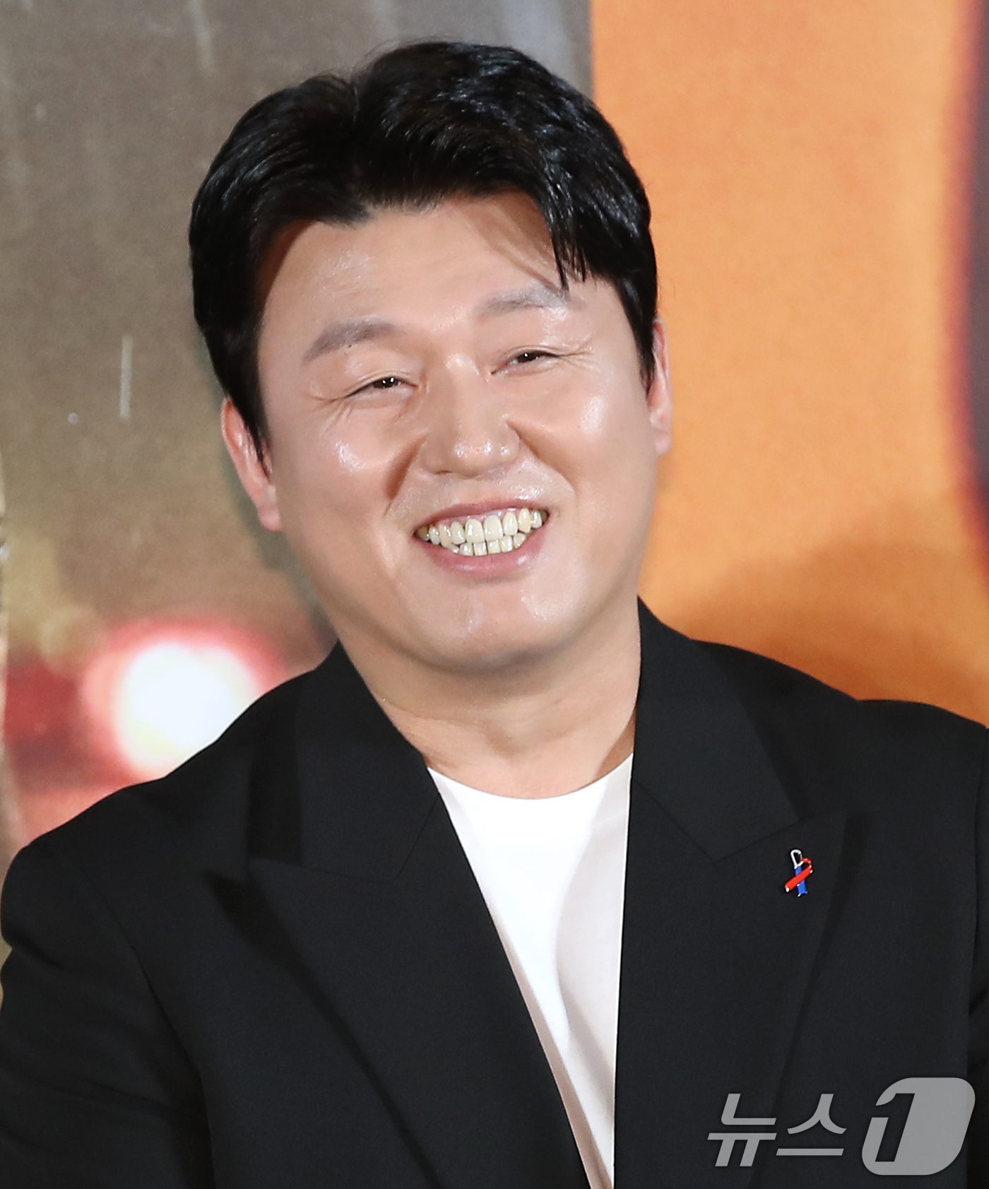 (서울=뉴스1) 권현진 기자 = 배우 김민재가 8일 서울 용산구 CGV 용산아이파크몰에서 열린 영화 '소방관'(감독 곽경택) 제작보고회에서 미소를 짓고 있다.'소방관'은 2001년 …