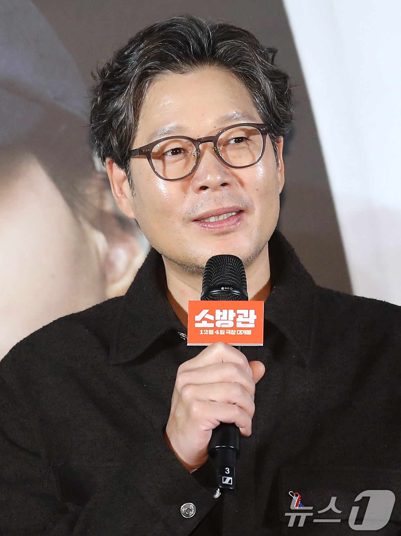 (서울=뉴스1) 권현진 기자 = 배우 유재명이 8일 서울 용산구 CGV 용산아이파크몰에서 열린 영화 '소방관'(감독 곽경택) 제작보고회에서 인사말을 하고 있다.'소방관'은 2001 …