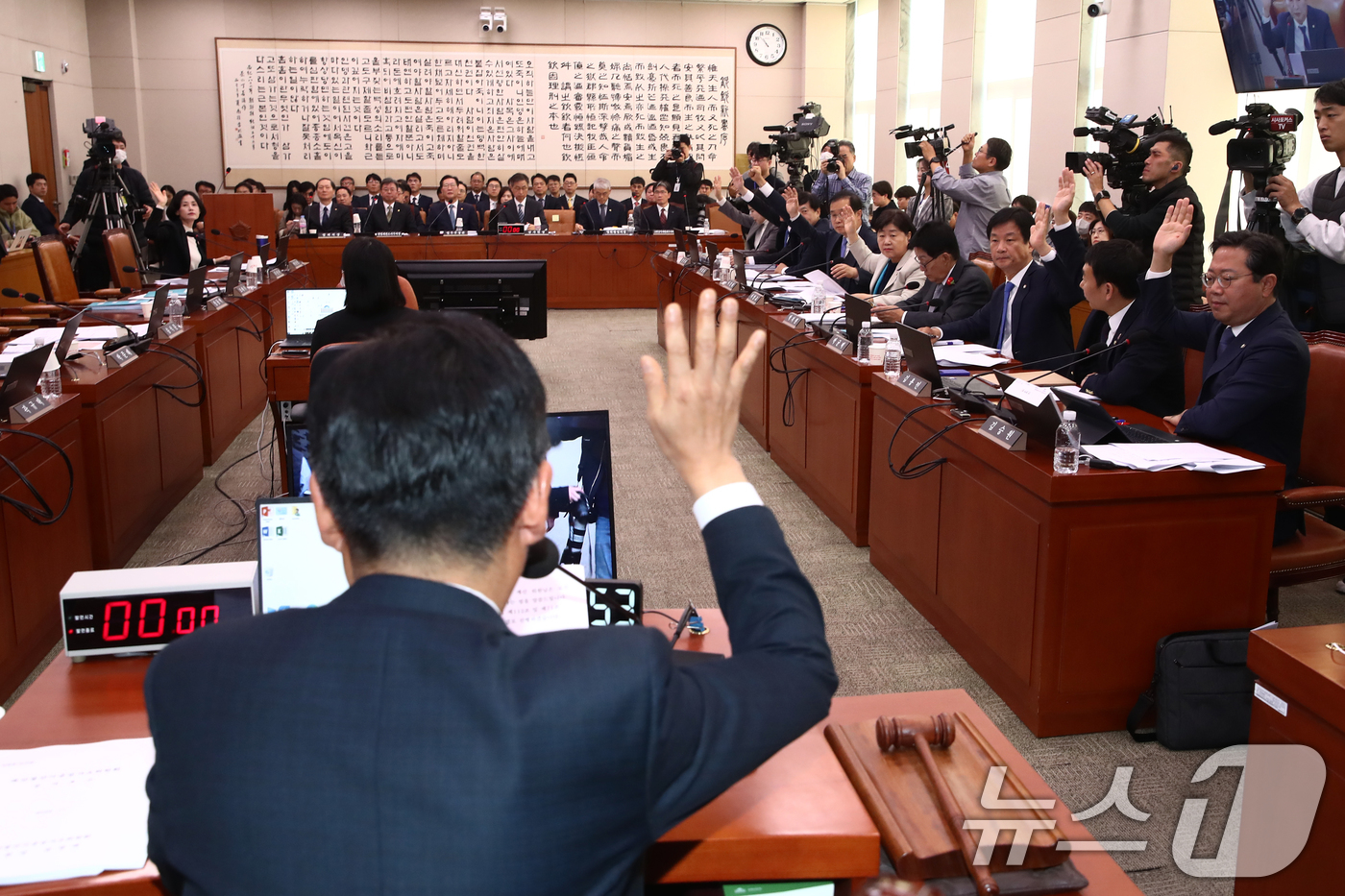 (서울=뉴스1) 이광호 기자 = 정청래 국회 법사위원장이 8일 오전 서울 여의도 국회에서 열린 법제사법위원회 전체회의에서 법무부 2025년도 예산안 중 검찰의 특수활동비·특정업무경 …