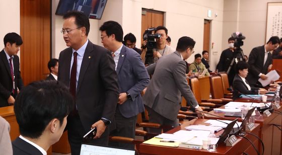 퇴장하는 법사위 여당 의원들 '보복성 예산삭감'