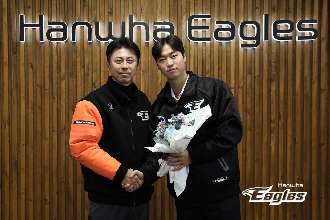 본문 이미지 - FA 계약을 맺고 한화 이글스로 이적한 엄상백(오른쪽)이 손혁 한화 단장과 기념 촬영을 하고 있다. (한화 제공)