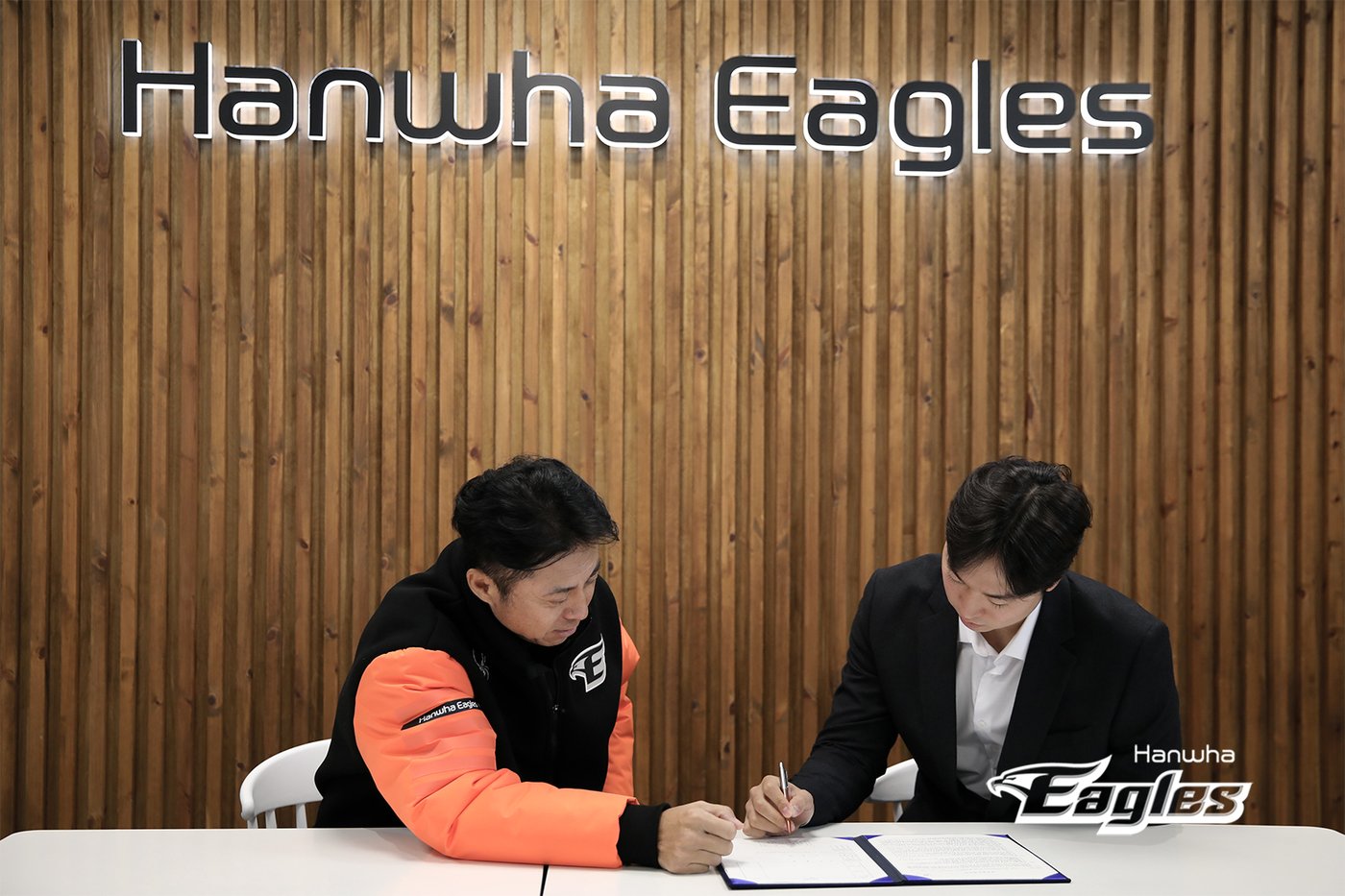 본문 이미지 - FA 계약서에 사인하고 있는 엄상백(오른쪽). (한화 제공)
