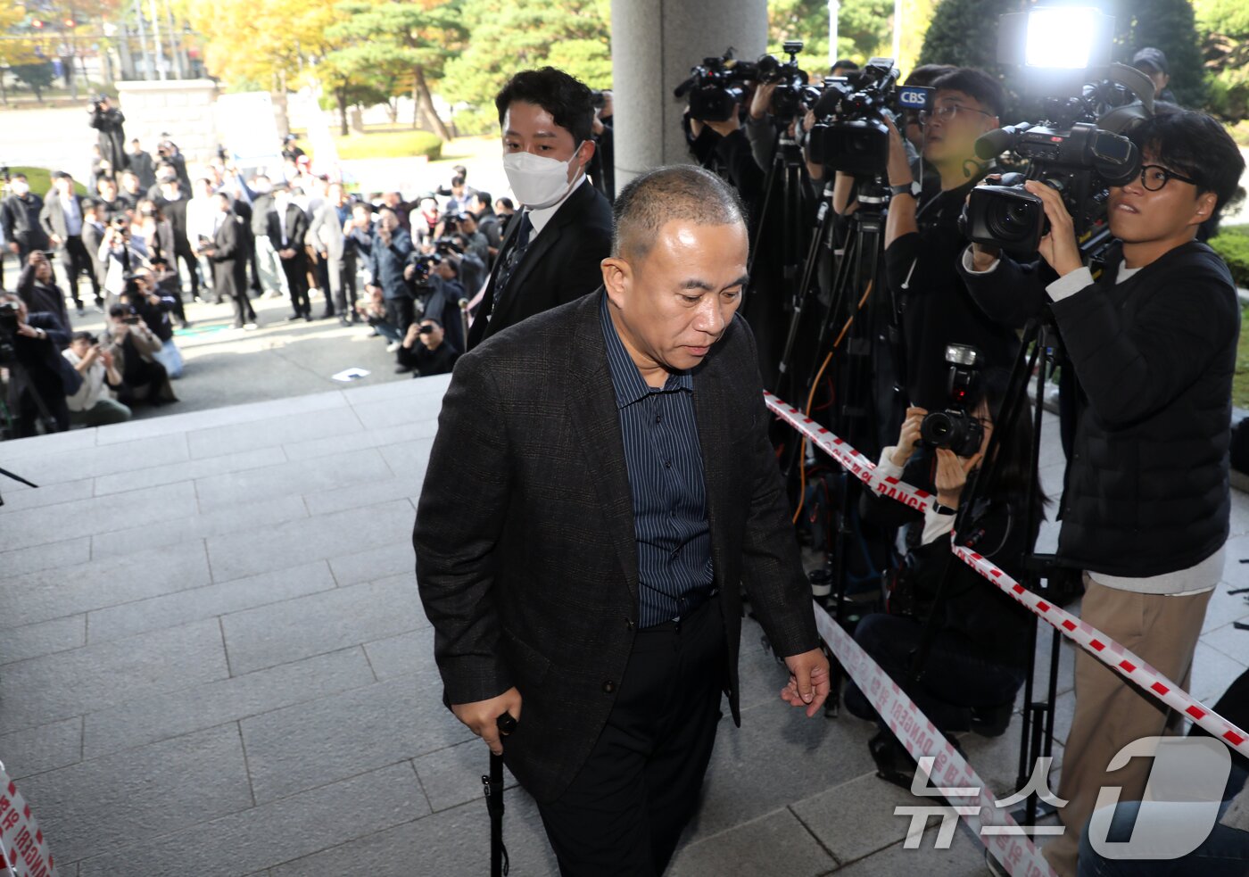 본문 이미지 - &#39;윤석열 대통령 부부 공천 개입 의혹&#39;의 핵심 인물인 명태균 씨가 8일 오전 정치자금법 위반 혐의 피의자 신분으로 검찰 조사를 받기 위해 경남 창원시 성산구 창원지방검찰청으로 출석하고 있다. 2024.11.8/뉴스1 ⓒ News1 윤일지 기자
