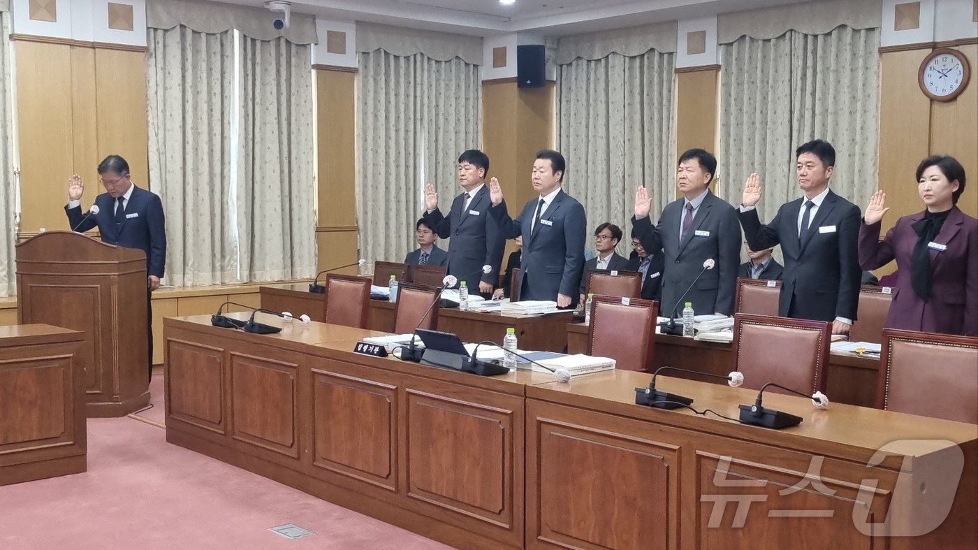 본문 이미지 - 대전교육청 교육국장 등이 대전시의회 교육위원회 소관 행정사무감사에 성실히 임할 것을 선서하고 있다.2024.11.8/뉴스1 ⓒ News1 김태진 기자