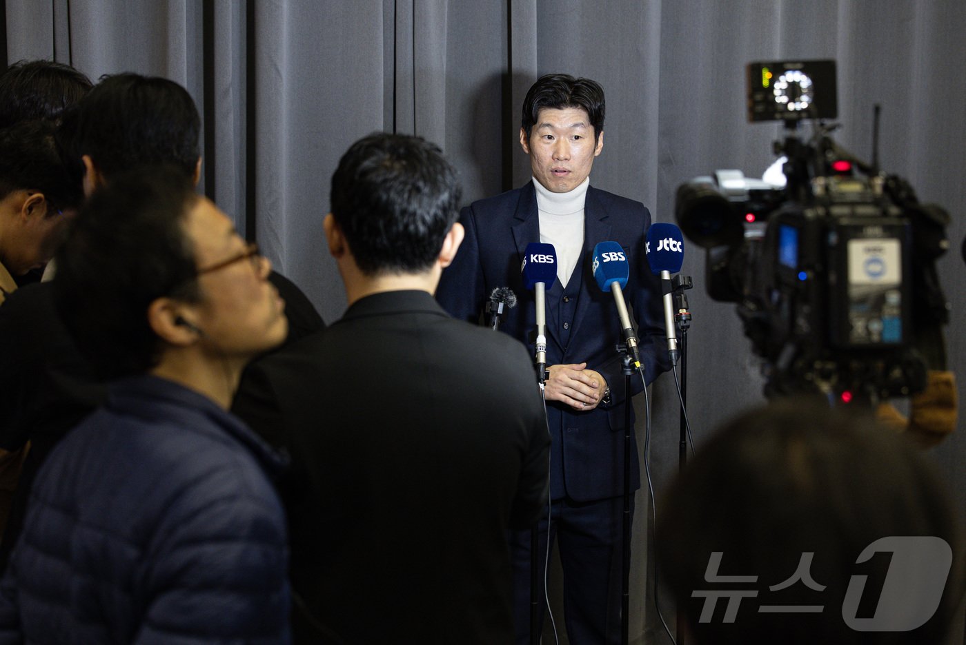 본문 이미지 - 박지성 JS파운데이션 이사장이 8일 오전 경기도 수원시 팔달구 WI컨벤션에서 열린 제13회 JS 파운데이션 재능학생 후원금 전달식을 마친 후 취재진 질문에 답변하고 있다. 2024.11.8/뉴스1 ⓒ News1 이재명 기자