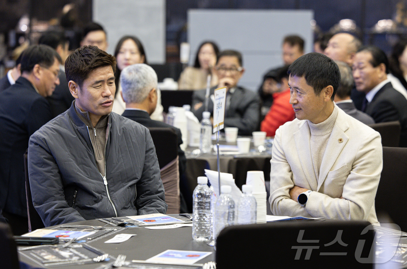 (수원=뉴스1) 이재명 기자 = 설기현 전 경남FC 감독과 이영표 축구 해설위원이  8일 오전 경기도 수원시 팔달구 WI컨벤션에서 열린 제13회 JS파운데이션 재능학생 후원금 전달 …