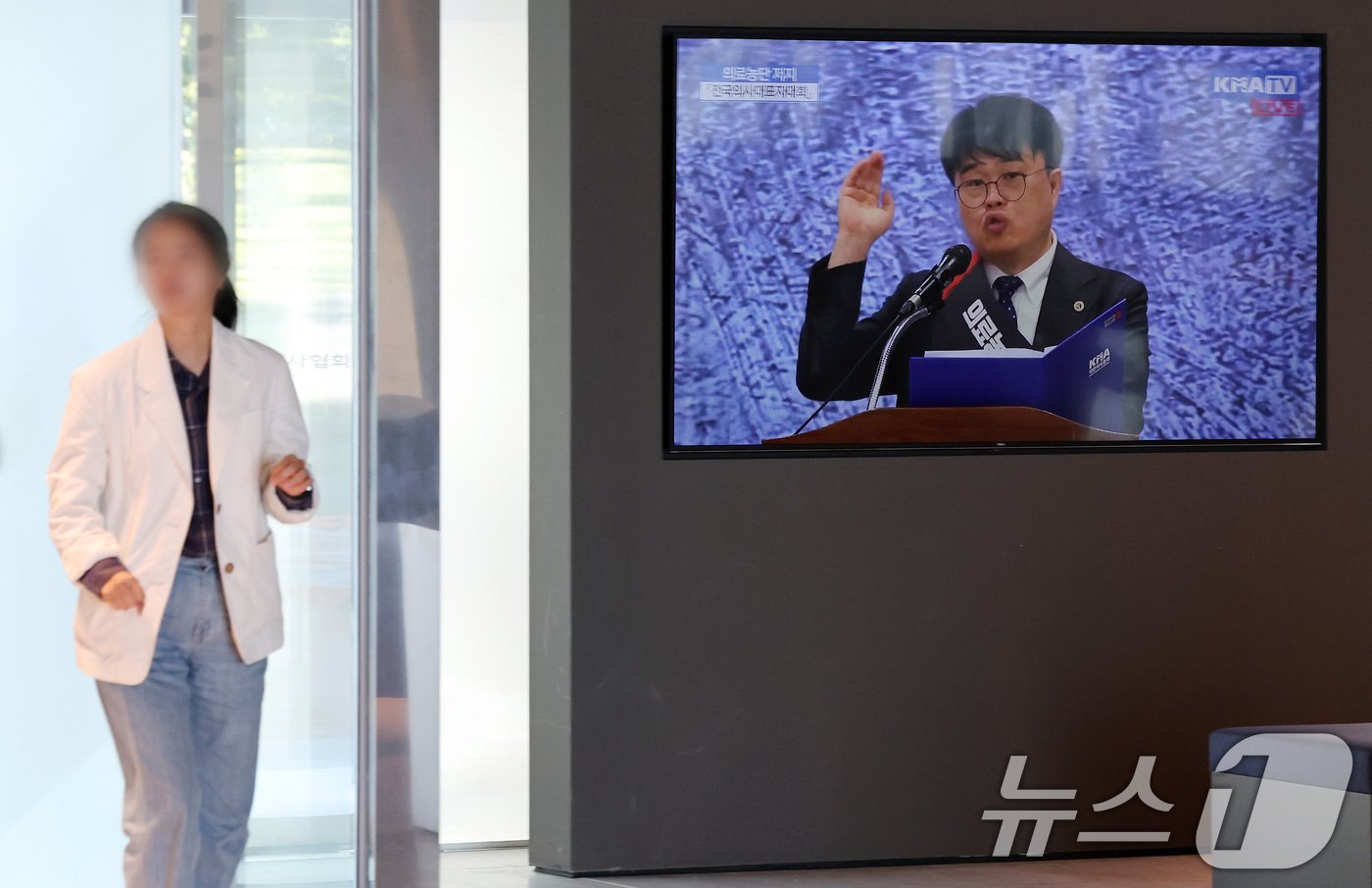 본문 이미지 - 임현택 대한의사협회&#40;의협&#41; 회장의 탄핵 여부를 결정할 의협 임시대의원총회를 이틀 앞둔 8일 서울 용산구 대한의사협회 로비에 임 회장이 연설하는 모습이 송출되고 있다. 의협 대의원회 운영위원회는 오는 10일 임 회장 불신임 안건과 비대위 구성 등을 논의할 임시대의원총회를 개최한다. 지난 5월 취임한 임 회장에 대한 불신임이 추진되는 건 벌써 두 번째로 불신임 사유로는 ‘간호법 제정 저지 실패’, ‘의대 정원 증원 발표 이후 미흡한 대응’, ‘사직 전공의 분열 시도’, ‘막말’ 등이 꼽힌다. 한편, 탄핵 위기에 직면한 임 회장은 재신임을 얻기 위해 힘쓰고 있다. 임 회장은 수도권과 지방 등을 차례로 돌면서 대의원들을 직접 만나 &#34;과오를 만회할 기회를 달라＂고 호소하고 있어 향후 귀추가 주목된다. 2024.11.8/뉴스1 ⓒ News1 이동해 기자