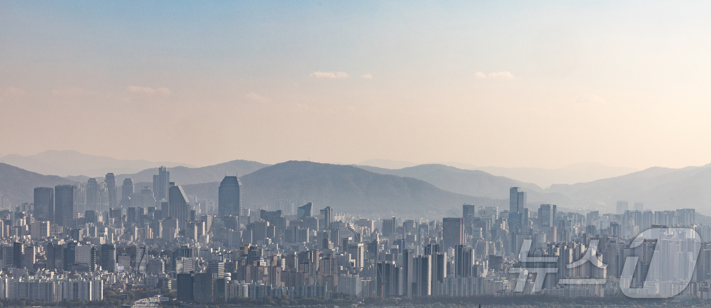 (서울=뉴스1) 이재명 기자 = 고금리와 대출 규제 영향으로 아파트 경매가 증가하는 가운데 서울 아파트의 낙찰가율이 97%를 기록하며 28개월 만에 최고 수준에 도달했다.특히 강남 …