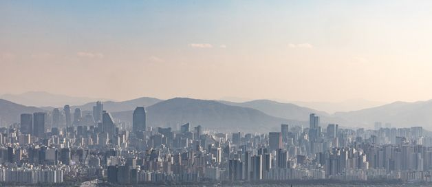 서울 아파트의 낙찰가율이 97%를 기록…28개월 만에 최소 수준 도달