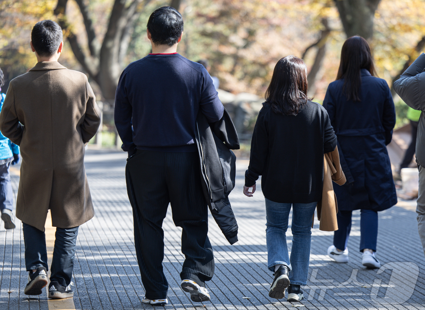 (서울=뉴스1) 이재명 기자 = 기온이 평년 수준으로 회복한 8일 오후 서울 용산구 N서울타워를 찾은 시민들이 외투를 손에 들고 산책을 하고 있다. 2024.11.8/뉴스1