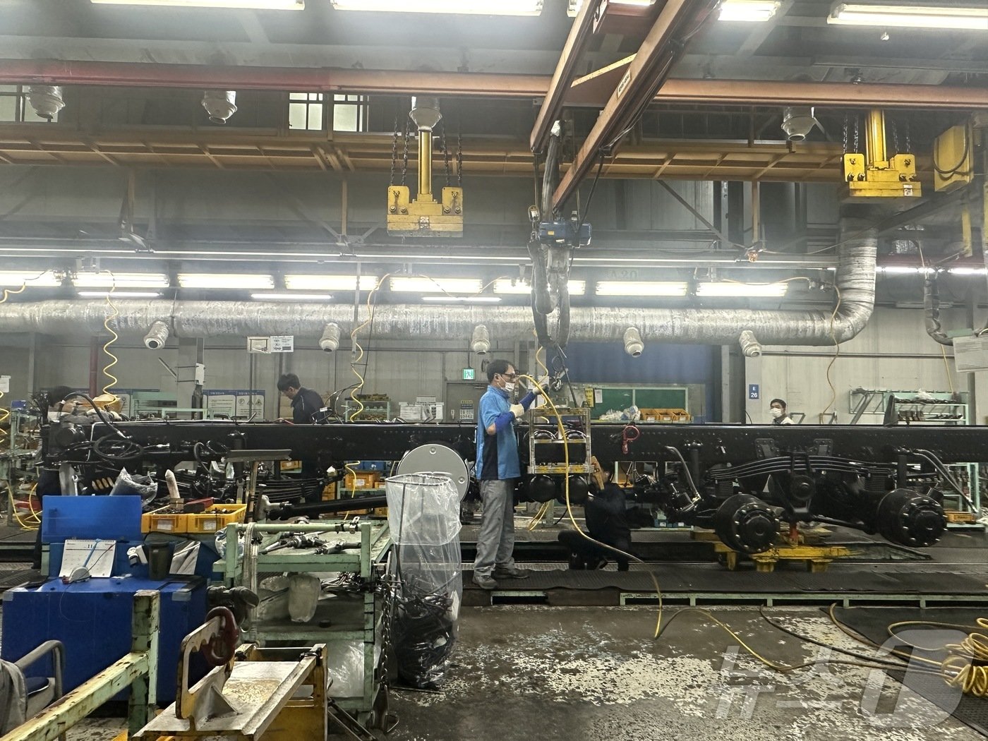 본문 이미지 - 타타대우모빌리티 군산공장에서 트럭이 조립되는 모습 2024.11.06/뉴스1 ⓒ News1 금준혁 기자