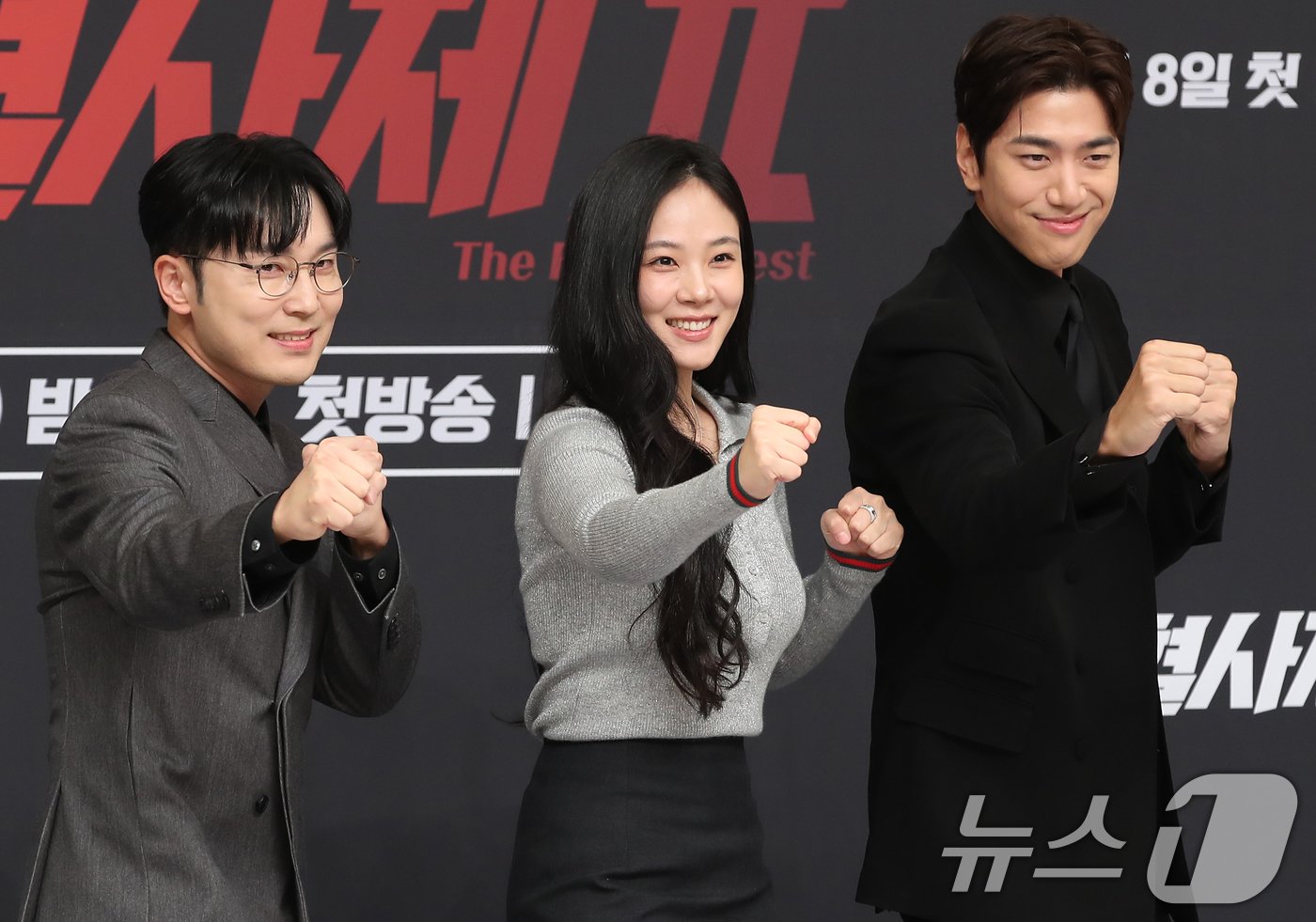 본문 이미지 - 배우 서현우(왼쪽부터)와 김형서, 성준이 8일 서울 양천구 SBS에서 진행된 SBS 새 금토드라마 '열혈사제2' 제작발표회에서 포즈를 취하고 있다. '열혈사제2'는 낮에는 사제, 밤에는 벨라또의 역할을 위해 천사파 보스로 활약하는 분노 조절 장애 열혈 신부 김해일(김남길 분)이 부산으로 떠 국내 최고 마약 카르텔과 한판 뜨는 노빠꾸 공조 수사극이다. 2024.11.8/뉴스1 ⓒ News1 권현진 기자