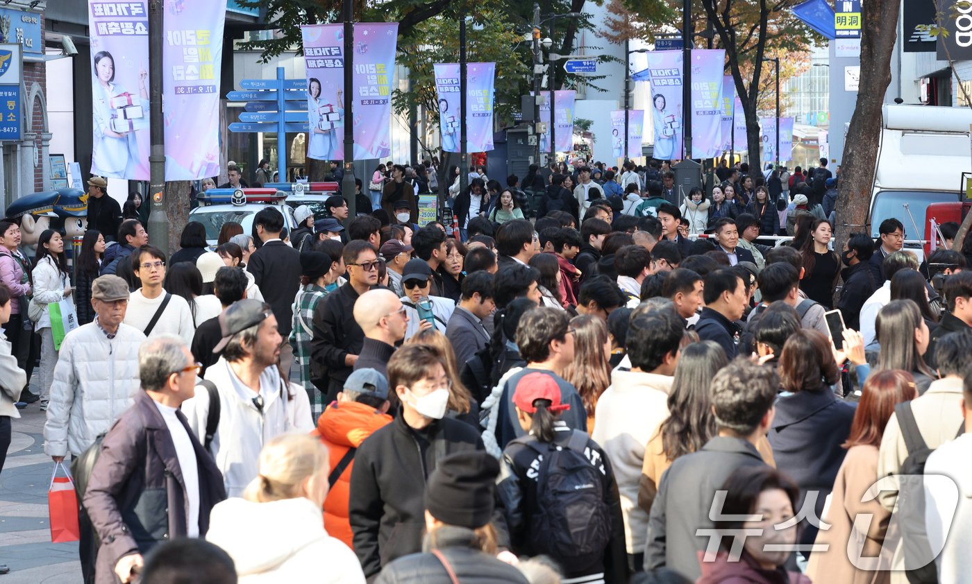 본문 이미지 - 코리아 세일 페스타를 하루 앞둔 지난달 8일 서울 중구 명동거리에 행사 안내 현수막이 걸려있다. 2024.11.8/뉴스1 ⓒ News1 장수영 기자