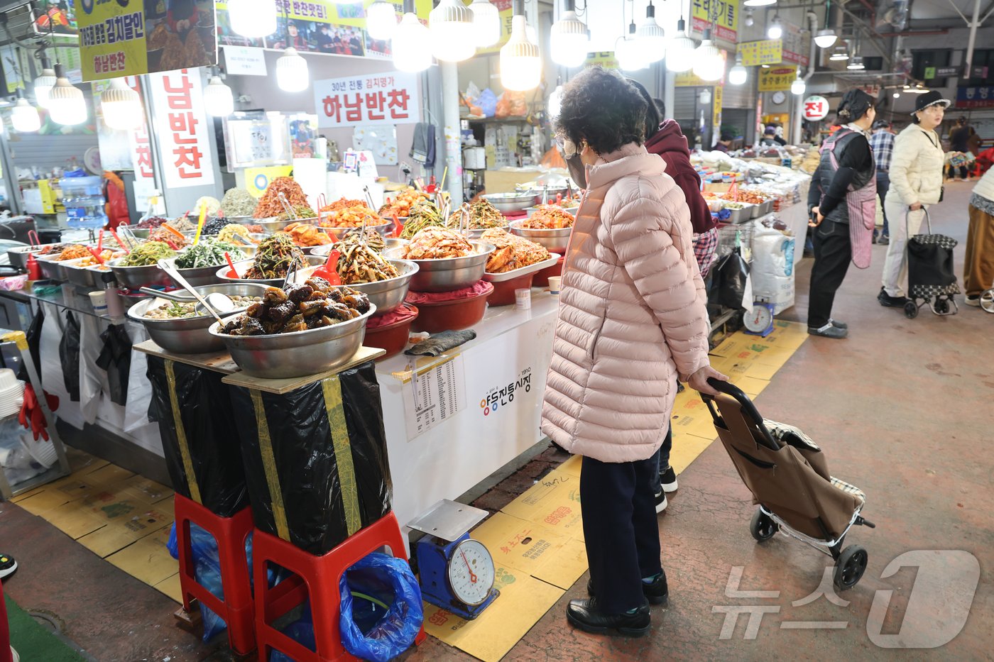 8일 광주에서 가장 큰 규모를 자랑하는 전통시장인 양동시장이 장보는 시민들의 발걸음이 뜸해 비교적 한산한 풍경이다. 2024.11.8./뉴스1 ⓒ News1 김태성 기자