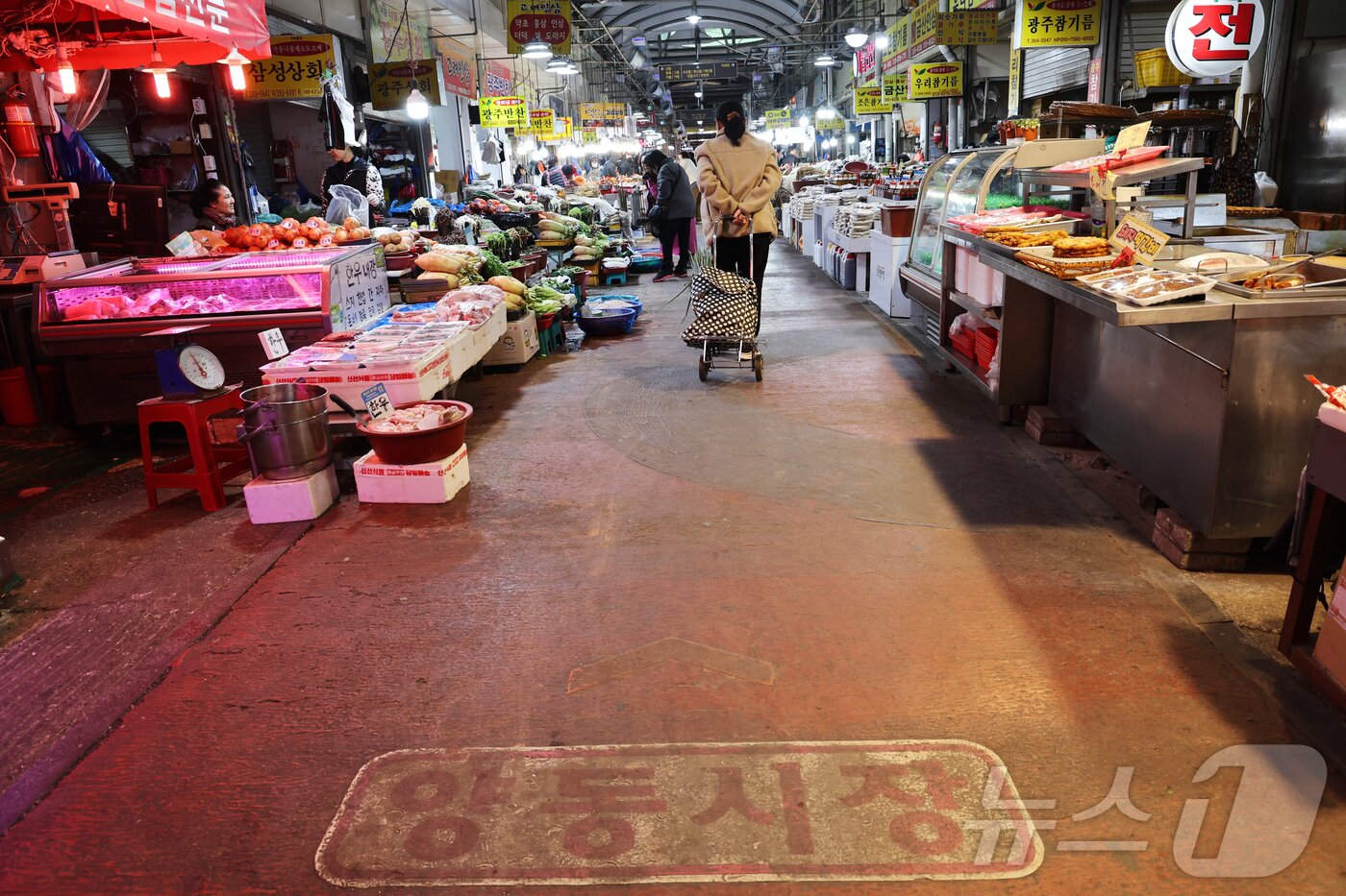 본문 이미지 - 광주에서 가장 큰 규모를 자랑하는 전통시장인 양동시장이 장보는 시민들의 발걸음이 뜸해 비교적 한산한 풍경이다. ⓒ News1 김태성 기자