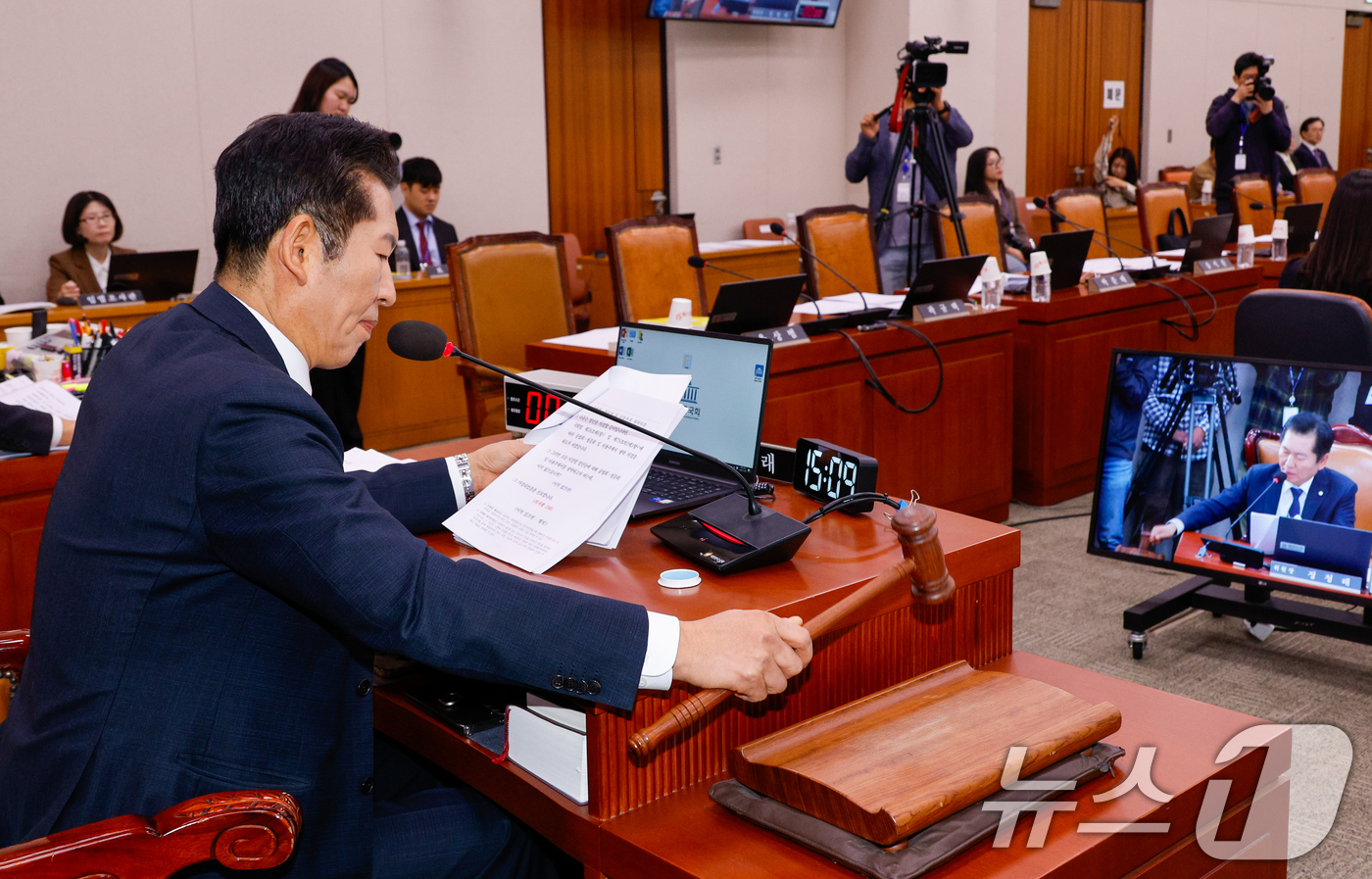 (서울=뉴스1) 안은나 기자 = 정청래 국회 법제사법위원회 위원장이 8일 오후 서울 여의도 국회에서 열린 법사위 16차 전체회의에서 국민의힘 불참 속에 김건희 특검법(윤석열 대통령 …