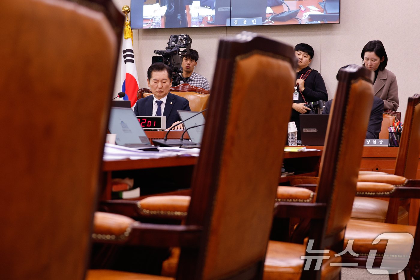 정청래 국회 법제사법위원회 위원장이 8일 오후 서울 여의도 국회에서 열린 법사위 16차 전체회의에서 국민의힘 불참 속에 김건희 특검법&#40;윤석열 대통령 배우자 김건희의 주가조작 사건 등의 진상규명을 위한 특별검사 임명 등에 관한 법률안&#41; 의결에 앞서 의원 발언을 듣고 있다. 2024.11.8/뉴스1 ⓒ News1 안은나 기자