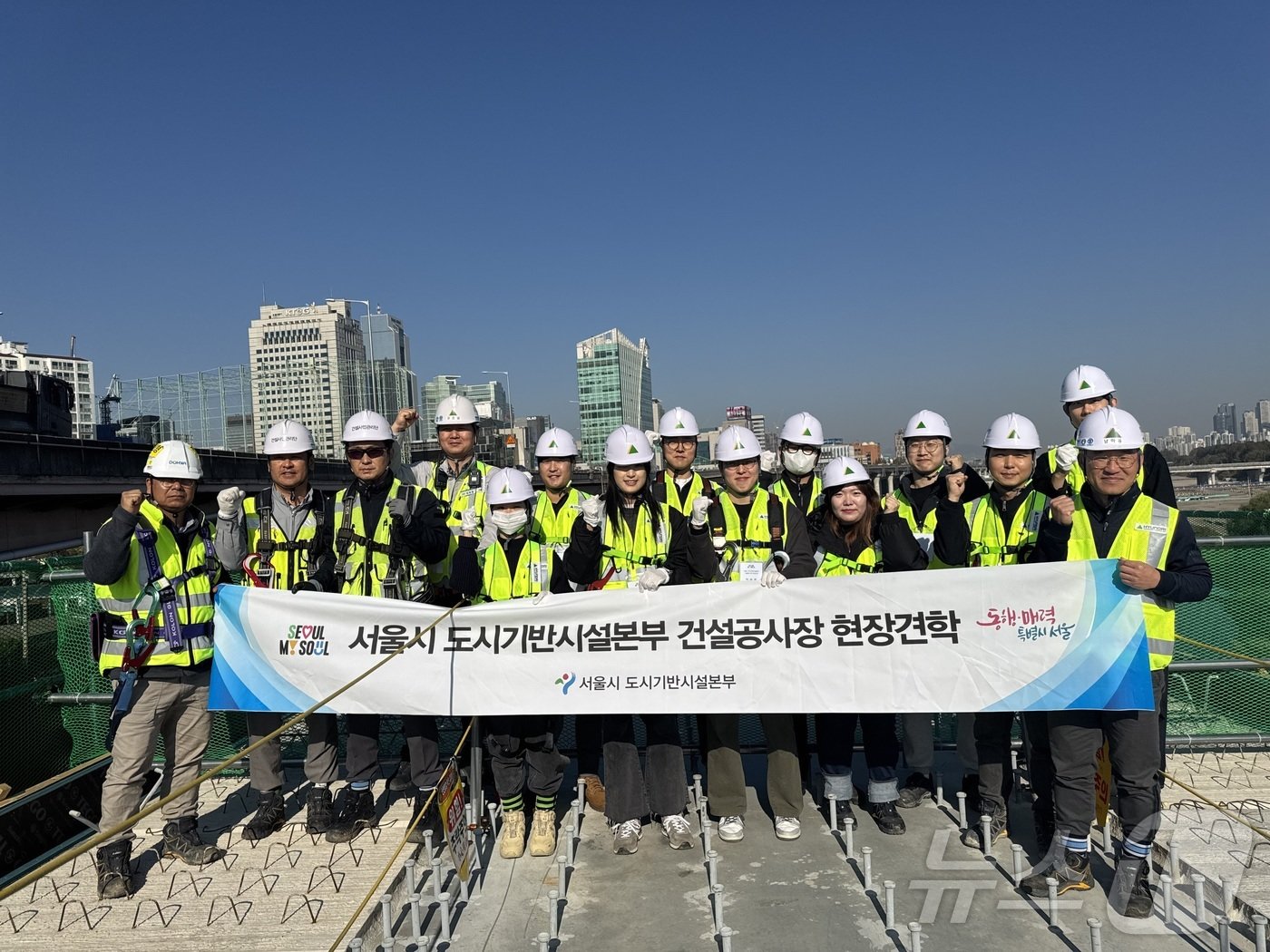 국제교류복합지구 일대 도로 개선 사업 현장을 방문한 시민들의 모습. 2024.11.08/뉴스한