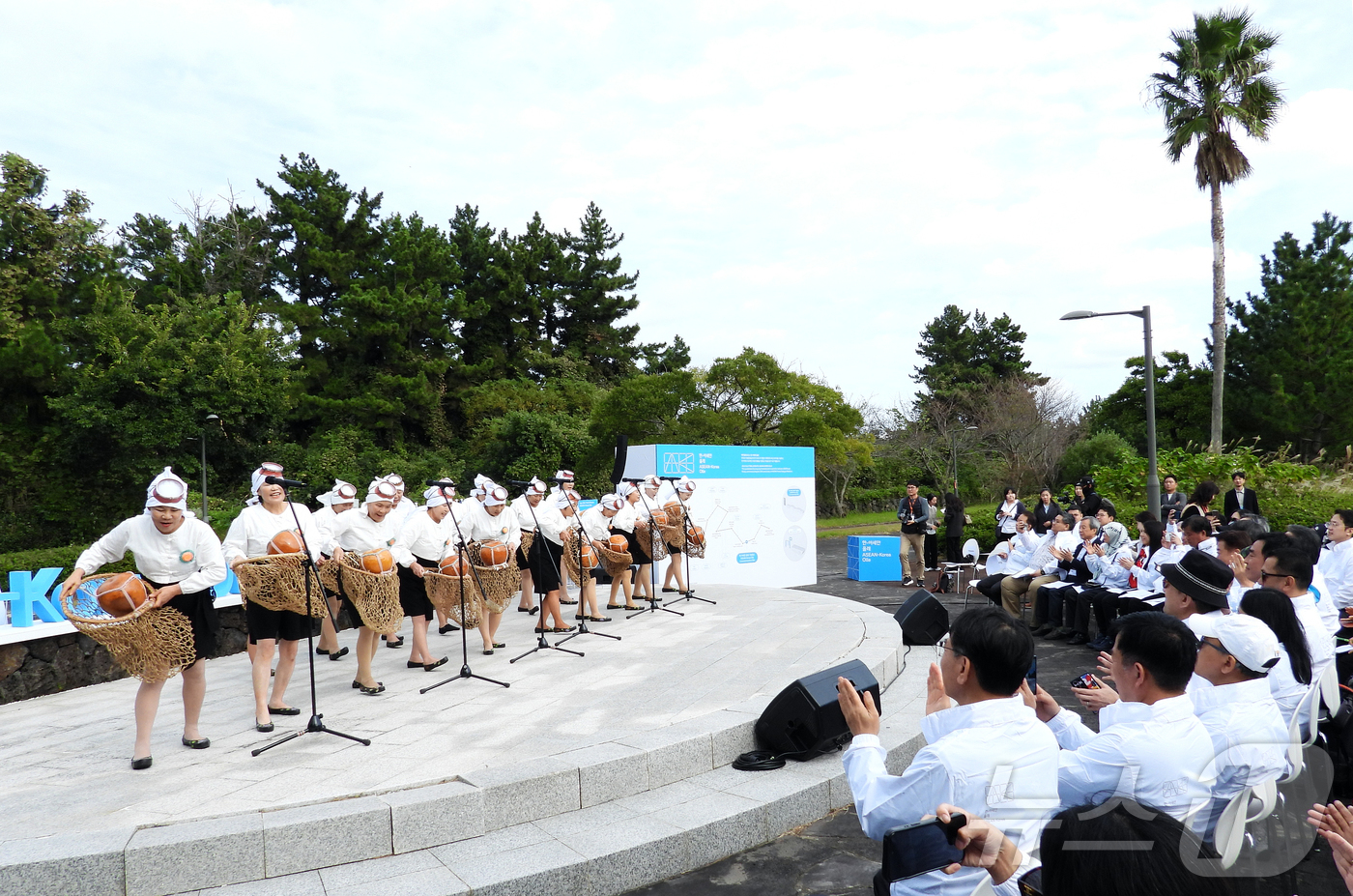 (서귀포=뉴스1) 오미란 기자 = 8일 오후 제주 서귀포시 중문관광단지에서 \'제주올레 8코스 : 한-아세안 올레 제막식\'이 열리고 있다.2024.11.8./뉴스1