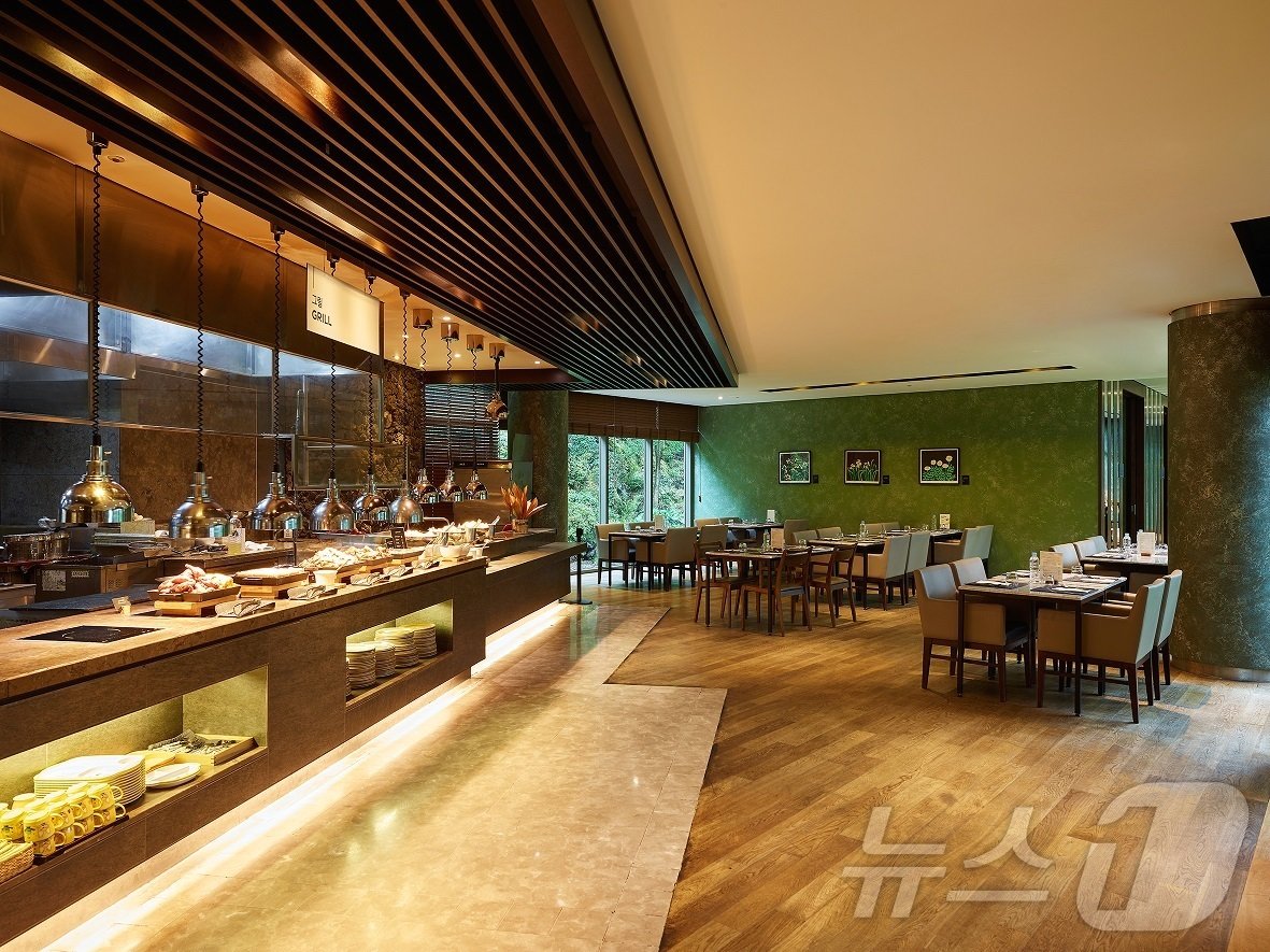 본문 이미지 - 메종글래드제주의 프리미엄 뷔페 레스토랑 &#39;삼다정&#39;.&#40;글래드호텔앤리조트 제공&#41;