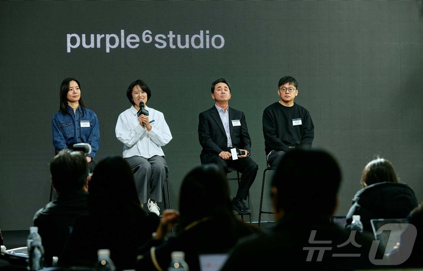 본문 이미지 - 김태희 사무환경연구팀장, 박정희 부사장, 박광호 대표이사, 백내윤 사업관리 총괄팀장(왼쪽부터)이 기자간담회에서 발표하고 있다.. (퍼플식스 스튜디오 제공)