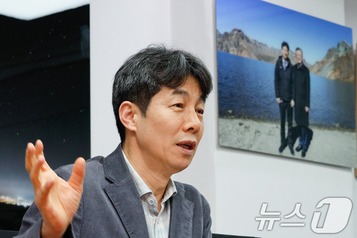 본문 이미지 - 윤건영 더불어민주당 의원이 8일 서울 여의도 국회의원회관에서 뉴스1과 인터뷰를 하고 있다. 2024.11.8/뉴스1 ⓒ News1 안은나 기자