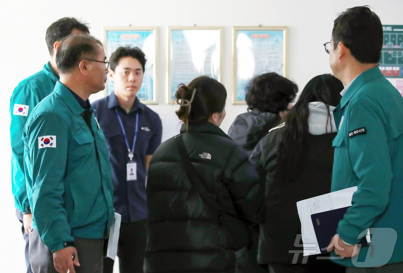 8일 오후 제주 해상에서 침몰한 135금성호 실종 선원 가족들이 한림항 인근에 마련된 가족 대기실로 이동하고 있다. 이날 부산선적 선망어선 &#39;135금성호&#39;&#40;129톤·승선원 27명&#41;이 침몰해 현재 12명이 실종 상태다. 구조된 15명 중 한국인 2명은 심정지 상태로 병원에 이송됐으나 결국 숨졌다. 2024.11.8/뉴스1 ⓒ News1 오현지 기자