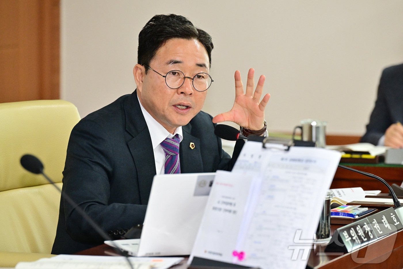 본문 이미지 - 질의하는 울산시의회 권태호 의원.(울산시의회 제공)