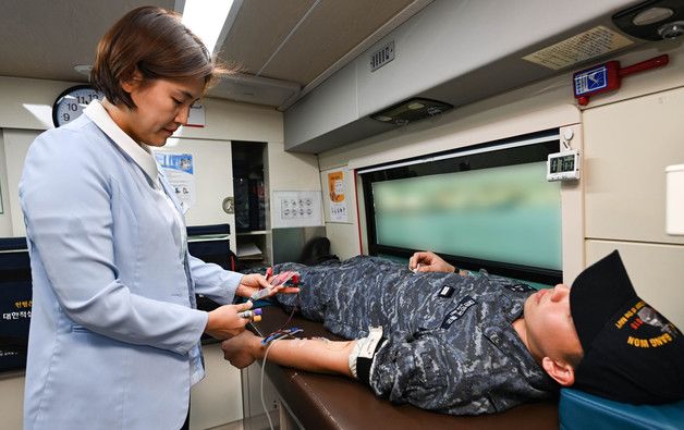 '푸른 바다' 지키는 해군1함대 오늘은 '붉은 나눔'…용사 400명 헌혈