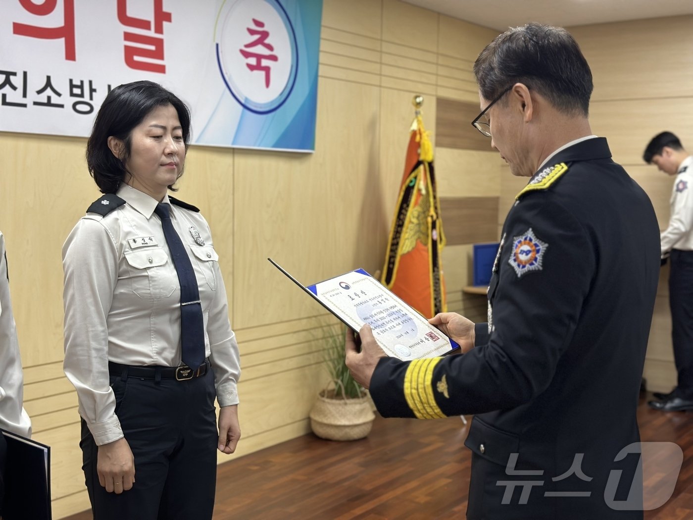 본문 이미지 - 8일 오전 10시 전주덕진소방서에서 대응예방과 홍성숙 소방위가 소방의 날 행정안전부 장관 표창을 받고 있다.(본인 제공) 2024.11.9/뉴스1