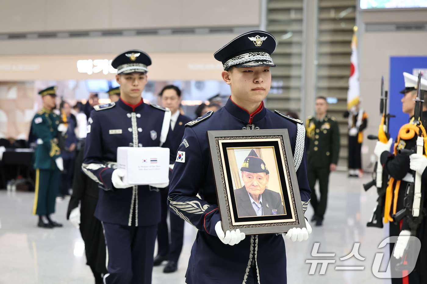 (인천공항=뉴스1) 김도우 기자 = 8일 오후 인천국제공항 제2터미널에서 유엔군 참전용사 故 롯 아사나판의 유해 봉환식이 거행되고 있다.태국 파병군 의무대 소속으로 6·25전쟁에 …