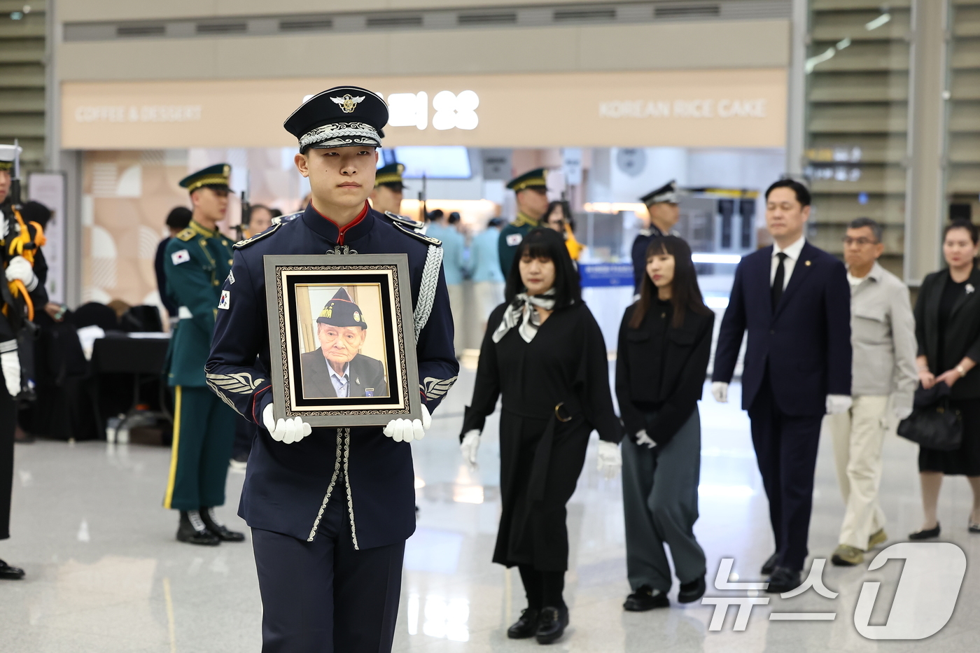 (인천공항=뉴스1) 김도우 기자 = 8일 오후 인천국제공항 제2터미널에서 유엔군 참전용사 故 롯 아사나판의 유해 봉환식이 거행되고 있다.태국 파병군 의무대 소속으로 6·25전쟁에 …