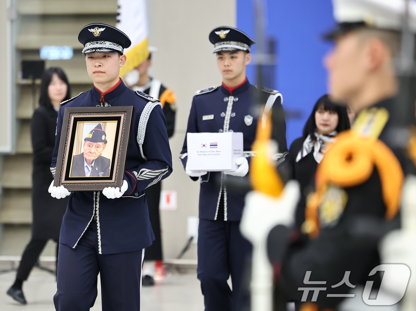 (인천공항=뉴스1) 김도우 기자 = 8일 오후 인천국제공항 제2터미널에서 유엔군 참전용사 故 롯 아사나판의 유해 봉환식이 거행되고 있다.태국 파병군 의무대 소속으로 6·25전쟁에 …