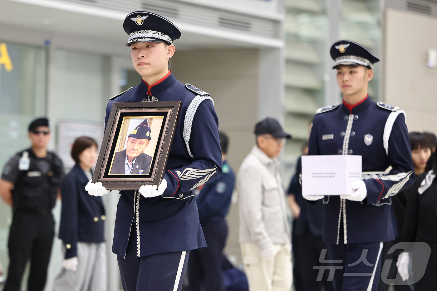 (인천공항=뉴스1) 김도우 기자 = 8일 오후 인천국제공항 제2터미널에서 유엔군 참전용사 故 롯 아사나판의 유해 봉환식이 거행되고 있다.태국 파병군 의무대 소속으로 6·25전쟁에 …