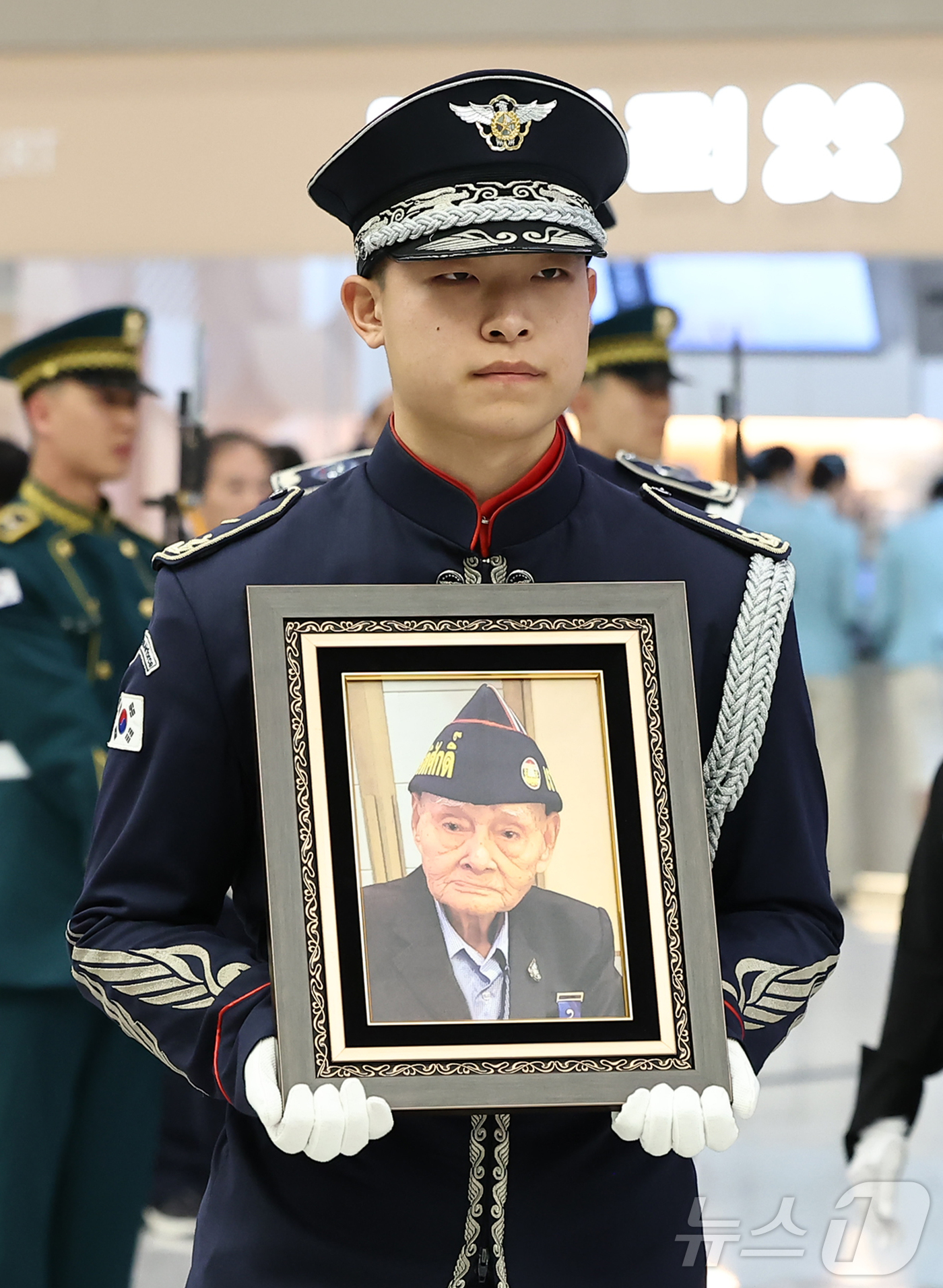 (인천공항=뉴스1) 김도우 기자 = 8일 오후 인천국제공항 제2터미널에서 유엔군 참전용사 故 롯 아사나판의 유해 봉환식이 거행되고 있다.태국 파병군 의무대 소속으로 6·25전쟁에 …