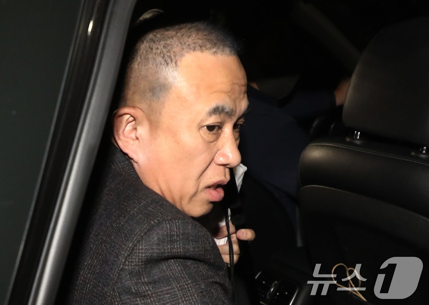 &#39;윤석열 대통령 부부 공천 개입 의혹&#39;의 핵심 인물인 명태균 씨가 8일 오후 경남 창원시 성산구 창원지방검찰청에서 정치자금법 위반 혐의 피의자 신분으로 검찰 조사를 받은 뒤 청사를 나서며 차량에 탑승하고 있다. 2024.11.8/뉴스1 ⓒ News1 윤일지 기자