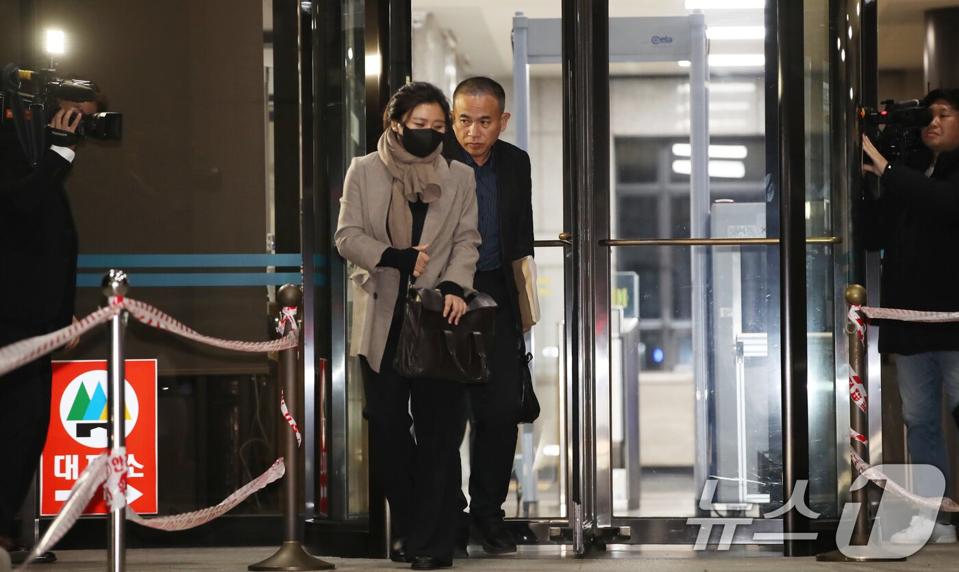 본문 이미지 - &#39;윤석열 대통령 부부 공천 개입 의혹&#39;의 핵심 인물인 명태균 씨가 8일 오후 경남 창원시 성산구 창원지방검찰청에서 정치자금법 위반 혐의 피의자 신분으로 검찰 조사를 받은 뒤 명 씨 법률대리인인 김소연 변호사와 청사를 나서고 있다. 2024.11.8/뉴스1 ⓒ News1 윤일지 기자