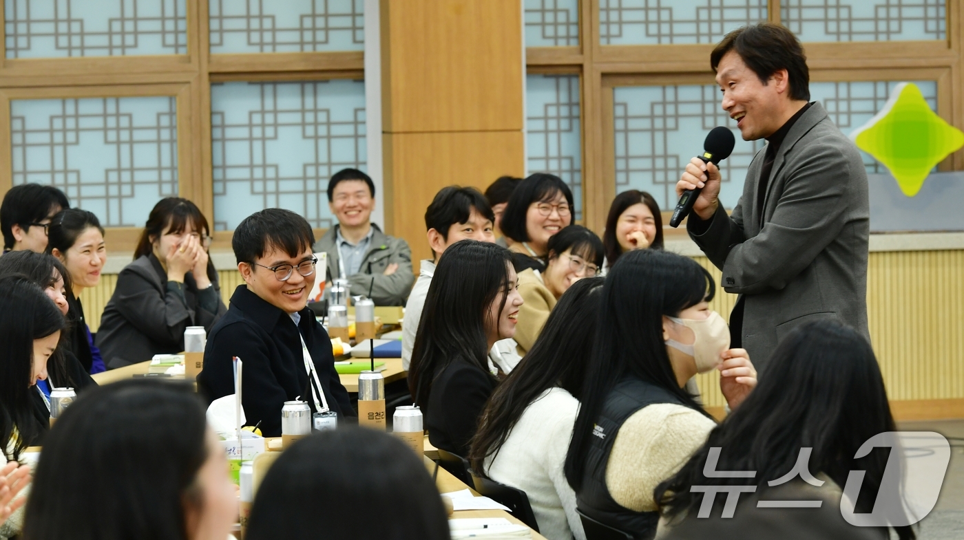 (경산=뉴스1) 정우용 기자 = 8일 시청 대회의실에서 열린 '직원 중심 조직문화 개선을 위한 소통 간담회'에서 조현일 경산시장이 직원들과 대화하고 있다. 이날 간담회는 직원들의 …