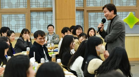 조직문화 개선 소통간담회서 직원들과 얘기하는 조현일 경산시장