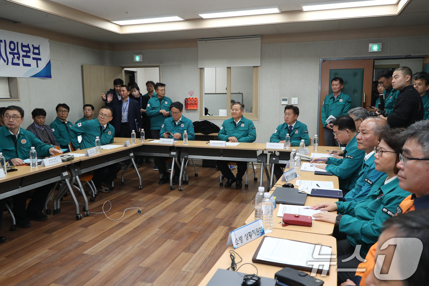 (서울=뉴스1) 민경석 기자 = 이상민 행정안전부 장관이 8일 저녁 제주시 한림항 한국선원복지회관에서 마련된 어선 (135금성호) 침몰사고 현장 통합지원본부를 방문해 사고 대응과 …