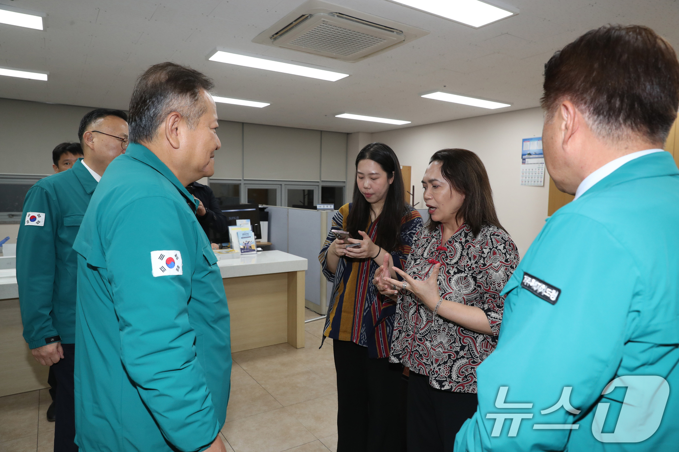 (서울=뉴스1) 민경석 기자 = 이상민 행정안전부 장관이 8일 저녁 제주시 한림항 한국선원복지회관에서 마련된 어선 (135금성호) 침몰사고 현장 통합지원본부를 방문해 인도네시아 대 …