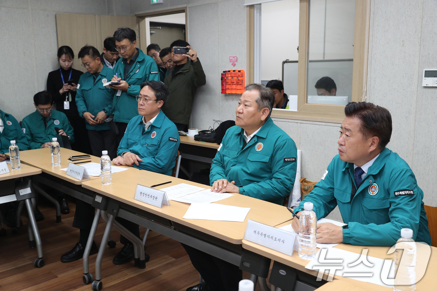 (서울=뉴스1) 민경석 기자 = 이상민 행정안전부 장관이 8일 저녁 제주시 한림항 한국선원복지회관에서 마련된 어선 (135금성호) 침몰사고 현장 통합지원본부를 방문해 사고 대응과 …