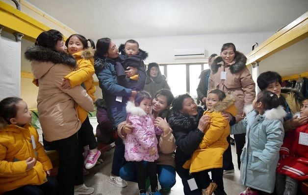 '자력갱생' 기조 부각…평양 체류 수재민들에게 겨울옷[데일리 북한]