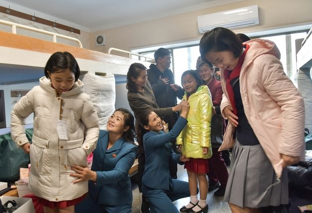 수해 복구지 건설자·이재민에게 '선물'…민심 잡기 총력 [노동신문 사진]