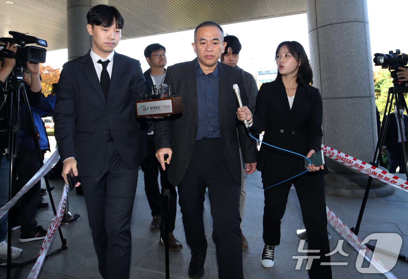 본문 이미지 - 윤석열 대통령 부부 공천 개입 의혹의 핵심 인물인 명태균 씨가 9일 오전 정치자금법 위반 혐의 피의자 신분으로 검찰 조사를 받기 위해 경남 창원시 성산구 창원지방검찰청으로 출석하며 취재진 질문을 받고 있다. 2024.11.9/뉴스1 ⓒ News1 윤일지 기자
