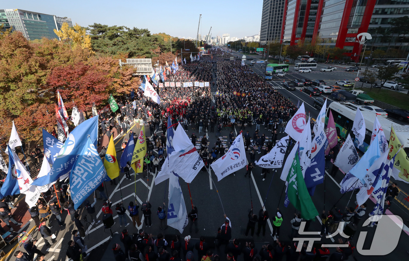 (서울=뉴스1) 박세연 기자 = 한국노총 노조원들이 9일 오후 서울 여의도 여의대로에서 열린 ‘윤석열 정권 반노동정책 심판’ 2024 한국노총 전국노동자대회에서 구호를 외치고 있다 …
