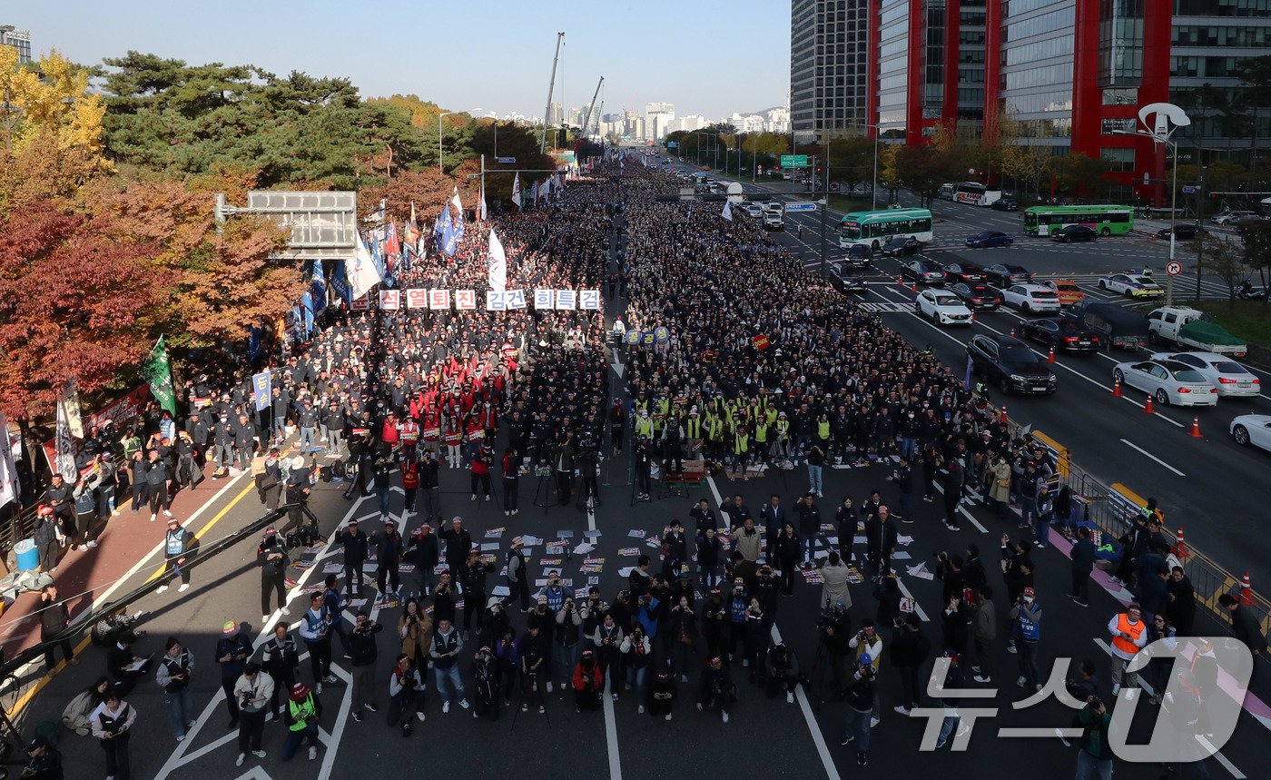 한국노총 노조원들이 9일 오후 서울 여의도 여의대로에서 열린 ‘윤석열 정권 반노동정책 심판’ 2024 한국노총 전국노동자대회에서 구호를 외치고 있다. 2024.11.9/뉴스1 ⓒ News1 박세연 기자