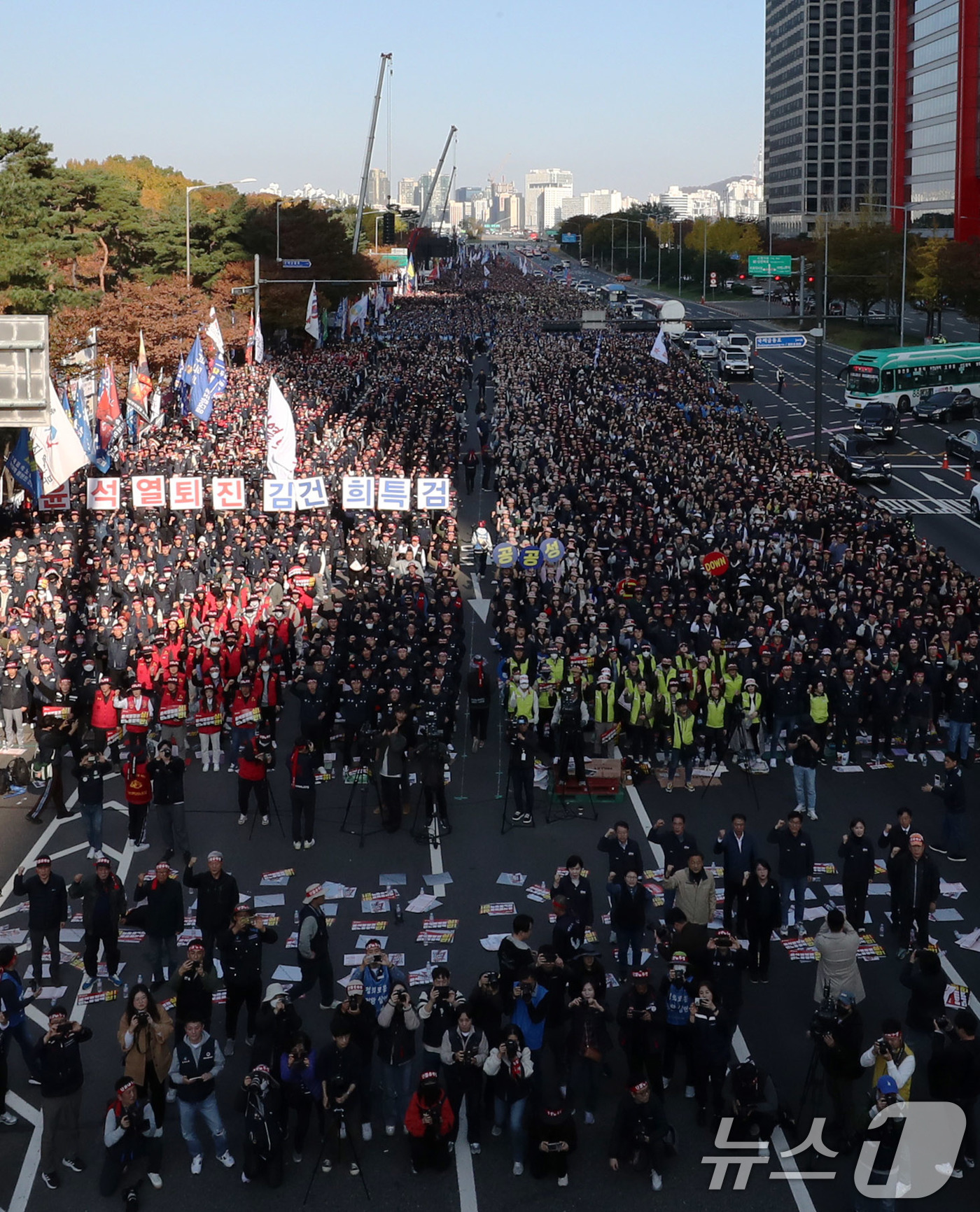 (서울=뉴스1) 박세연 기자 = 한국노총 노조원들이 9일 오후 서울 여의도 여의대로에서 열린 ‘윤석열 정권 반노동정책 심판’ 2024 한국노총 전국노동자대회에서 구호를 외치고 있다 …